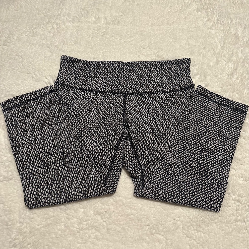 RARE Lululemon Wunder Under Crop Size 8 Quiet Stripe Black White Made in Canada